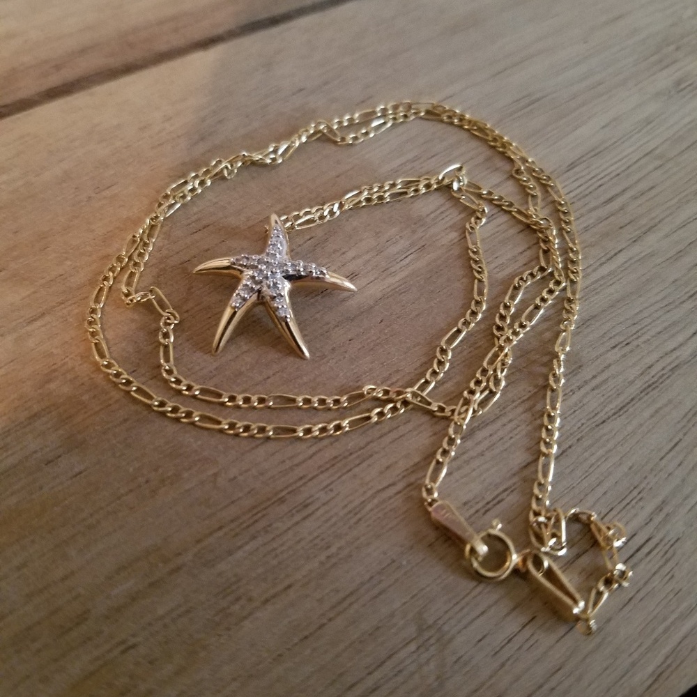 NEVER WORN 14 kt gold starfish necklace